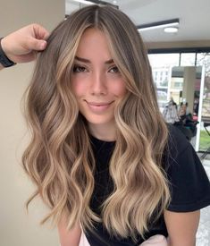 28 Stunning Fall 2024 Hair Color Trends to Transform Your Look - divagaze.com Subtle Hair Color, Beige Blonde Hair, Beige Hair, Brown Hair Inspo, Brunette Hair With Highlights, Brown Hair Balayage, Dark Blonde Hair, Blonde Hair Inspiration, Light Hair Color