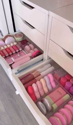 Makeup Collection Organization, Beauty Room Vanity, Room Organization Bedroom, Girly Apartment Decor, Makeup Drawer Organization, Makeup Drawer, Pink Lifestyle