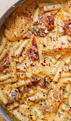 Sun-Dried Tomato Pasta with Chicken and Mozzarella cheese in a stainless steel pan Chicken Mozzarella Pasta, Chicken Mozzarella, Italian Chicken Pasta, Pasta Creamy, Tomato Pasta Recipe, Mozzarella Pasta, Resep Pasta, Creamy Pasta Sauce, Mozzarella Chicken