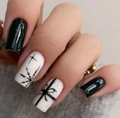 Black Nails Silver Snowflake, Punk Christmas Nails, New Years Nail Ideas Short, Black And Grey Nails Designs, Black And White Nails Ideas, Gray Nails Ideas, Black And White Christmas Nails, Nail Colors For Pale Skin, Black And White Nail Designs