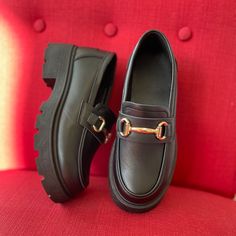 Black Loafers Shoes With Gold Accent. Chic Black Platform Loafers For Spring, Trendy Black Office Flats, Trendy Black Flats For Fall, Trendy Black Flats For Office, Black Flats For Office Use In Fall, Black Flats For Office In Fall, Black Casual Office Loafers, Chic Black Platform Loafers With Flat Heel, Black Round Toe Flats For Work