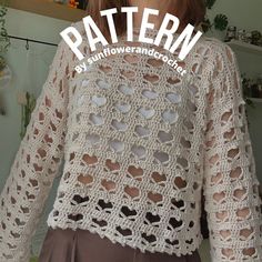 the back of a crocheted sweater with hearts on it and text overlay that reads, pattern