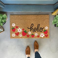 Doormat - Strawberry Doormat With Flowers Spring Doormat Diy, Summer Door Mat Diy, Spring Door Mat Ideas, Doormat Ideas Easy Diy, Door Matts Ideas Diy, Painted Welcome Mat, Fun Door Mats, Doormat Painting Ideas, Strawberry Doormat