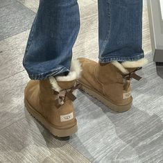 Ugg Boots Outfit, Oufits Casual, Bailey Bow Uggs, Ugg Mini, Uggs Outfit, Swag Shoes