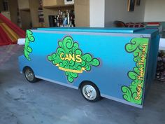 an ice cream truck is painted blue and has green designs on the side, along with words that read can's