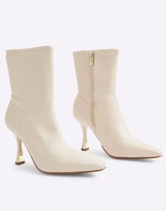 Zapatos de River Island Puede provocar cumplidos Cierre de cremallera lateral Puntera en punta Tacón acampanado Heeled Sock Boots, Cream Boots, Cream Heels, Sock Boots, Socks And Heels, Trainer Heels, Faux Leather Heels, Leather Dresses, White Trainers