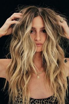 Messy Beach Tiers Messy Waves Hair, Beach Girl Hair, Beach Waves Long Hair, Messy Beach Hair, Layered Hair Ideas, Long Summer Hair, Messy Hair Look, Vegas Hair, Beachy Waves Hair