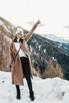 Shimla Outfit Ideas, Outfit Ideas For Ladakh Trip, Winter Outfits In Kashmir, Gulmarg Outfit Ideas, Shimla Manali Outfits For Women, Honeymoon Outfits Winter, Winter Vacation Outfit Ideas, Kashmir Winter Outfit, Manali Outfits Women Winter