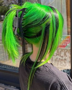 Bright Green Hair, Iron Hairstyles, Black And Green Hair, Neon Green Hair, Green Hair Dye, Split Dyed Hair, Vivid Hair Color, Cute Hair Colors, Neon Hair