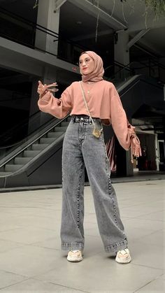 Hijab With Crop Top, Oversized Crop Sweater Outfit, Oversized Cropped Sweater Outfit, Crop Hoodie Outfit Hijab, Hoodie Oversized Outfit Hijab, Crop Sweater Outfits Hijab, Hijabi Sweater Outfit, Style Sweater Hijab, Crop Top Hijab Outfits