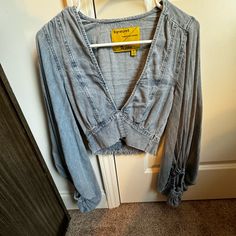 Never Worn Super Comfortable Fit Trendy Denim Blouse For Day Out, Light Wash Long Sleeve Denim Top For Day Out, Trendy Light Wash Denim Blouse, Trendy Washed Blue Denim Blouse, Trendy Long Sleeve Chambray Denim Top, Trendy Medium Wash Blouse For Spring, Trendy Washed Blue Blouse For Spring, Chic Washed Blue Long Sleeve Denim Top, Fall Denim Blue Blouse For Day Out