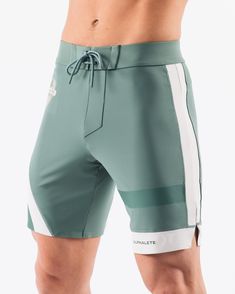 HIGHLIGHTS.. Unlined boardshort. 9” inseam Reflective branding at leg opening and back waistband Elastic waistband with adjustable self-tie drawcords Color-blocking panelling Water resistant fabric FIT SUGGESTION. This item runs true to Alphalete’s standard sizing.. Fit is based off of waist size in inches.. If you are between sizes, we recommend sizing up for a relaxed fit.. Eric is 6’2”/188cm, wearing a size 32. MATERIALS AND WASHING DIRECTIONS. 67% Nylon, 23% spandex. Due to the high saturati Sporty Fitted Surfing Bottoms, Sporty Green Surfing Shorts, Green Sporty Surfing Shorts, Functional Summer Training Bottoms, Green Short Bottoms For Water Sports, Green Moisture-wicking Bottoms For Water Sports, Summer Training Bottoms With Relaxed Fit, Green Nylon Shorts For Water Sports, White Sporty Bottoms For Water Sports