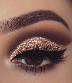 Gold Glitter Eyeshadow, Golden Eye Makeup, Makeup Suggestions, Makeup Contouring, Makeup 101, Bright Makeup