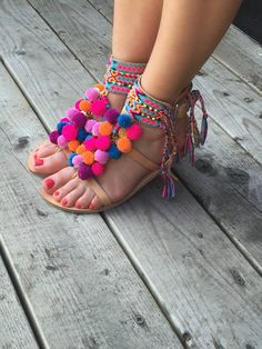 Pom Pom Sandals, Diy Sandals, Sandals Gladiator, Boho Sandals, Greek Sandals, Diy Shoes, Shoe Lover, Pom Poms, Strappy Sandals