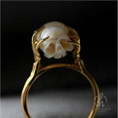 Unique Design Golden Color Imitation Pearl Skull Adjustable Ring Funny Headache Braincase Hand Pearl Skull, Gold Skull, Bohol, Skull Fashion, Real Pearls, Natural Pearl