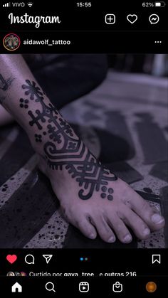 the foot is decorated with black and white designs on it's left side, while the