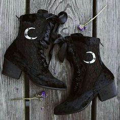 ☽✪☾ Gothic Shoes, Witch Fashion, Witchy Fashion, Moda Vintage, Crazy Shoes, Dark Fashion, Mode Inspiration, Goth Fashion, Gothic Fashion