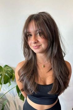 Brown Hair Inspo, Layered Haircuts For Medium Hair, Haircuts For Medium Hair, Long Brown Hair, Haircuts Straight Hair, Long Hair With Bangs, Penteado Cabelo Curto