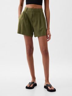 Modern High Waist Summer Shorts, Fitted Linen Shorts For Spring, Relaxed Fit Linen Bermuda Shorts For Workwear, Versatile Summer Shorts, Modern Spring Shorts With Belt Loops, Fitted Cotton Shorts By Gap, Modern Short Bottoms For Summer, Trendy Linen Shorts, Trendy Linen Short Bottoms