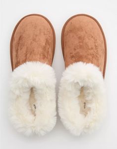 Aerie Fur Scruff Slippers Moose Slippers, Cute Uggs, 23 Fashion, Leopard Slippers, Hotty Hot Shorts, Black Pleated Skirt, Free Jeans, Fuzzy Slippers, My Size