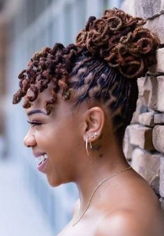 Artificial Dreads Styles, Loc Fishtail Styles, Neck Length Loc Styles, Artificial Dreadlocks Hairstyles, Dredlocs Style Woman, Dreadlocks Hairstyles For Ladies, Temporary Dreadlocks, Artificial Dreadlocks, Color Dreads