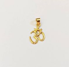 22k Gold Om Pendant, Hindu Religion Pendant,Soild Gold Pendant, Om Pendant, Healing Om Pendant, Classic Om Pendant, Om Gold Charm Handmade and Handcarved 22K Solid Gold Om Pendant. Om is a very powerful words in Hindu religion and it protect from all evils. Metal: 22k Gold Hallmarked: 22k/ 916 Gold Hallmarked and tested. Weight: 1.5 Grams. Width: 13mm Length: 20mm without top loop We welcome custom and wholesale orders as well. Feel free to ask for any query. Om Pendent Designs Gold, Om Pendant Gold For Women, Om Gold Pendal, Ohm Locket Gold, Gents Gold Ring, Lord Shiva Gold Pendant, Gold Pendants For Men, Silver Anklets Designs, Earrings Dangle Simple