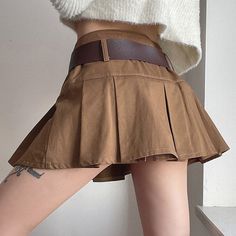 Brown Mini Skirt Plus Size, Casual Brown Mini Skirt, Beige Mini Skirt Black Top, Caramel Mini Skirt, Y2k Style Solid Mini Skort, Y2k Style School Skirt, Y2k Style Skirt For School, Y2k High Waist Tennis Skirt, High Waist Y2k Tennis Skirt