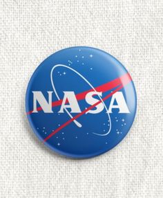 the nasa logo is shown on a blue button with red lines and stars around it