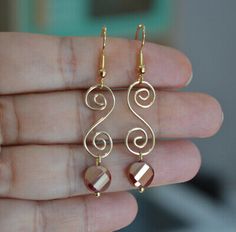 Kidney Ear Wire Earrings Diy, Wire Jewelry Designs Earrings, Elegant Beaded Wire Jewelry, Beading Jewelry Ideas, Simple Wire Earrings, Wire Jewelry Ideas, Handmade Wire Earrings, Wired Jewelry, Wire Wrap Earrings