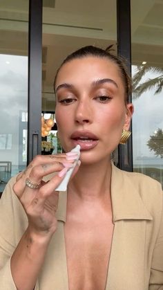 Hailey Bieber Glowy Makeup, Hailey Bieber Natural Nails, Hailey Beiber Make Up Looks, Hailey Bieber Glam, Hailey Bieber Makeup Looks, Fall Makeup 2023, Hailey Makeup, Hailey Bieber Makeup, Hayley Bieber