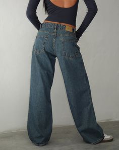 Blue Jeans Outfit School, Low Rise Jeans Aesthetic, Downtown Lifestyle, Hawaii Pictures, Fashion Bella, Dad Jeans, Strappy Top, Wide Jeans, Pantalon Large