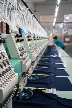 rows of sewing machines are lined up on the table