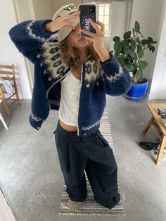 Big Coat Outfit, Fall Fits 2022, 990 Outfit, New Balance 990 Outfit, Ugg Boots Style, Outfit Ideas Baggy Jeans, Vintage Jeans Outfit, Plaid Coat Outfit, Mode Hippie