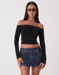 Chunky Leather Boots, Olivia Neill, Shoulder Tops Outfit, Black Off Shoulder, Crop Top Outfits, Off The Shoulder Top, Off Shoulder Tops, Fashion Killa, Outfits Casuales