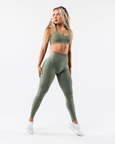 HIGHLIGHTS. High-waisted legging 3-tiered tapered waistband Seamless knit fabric No front seam Back scrunch seam detail to enhance curves New leg and glute contouring panels 26" inseam FIT SUGGESTION. This item runs true to Alphalete's standard seamless fit.. We recommend sizing up for a comfortable fit.. Bailey is 5’4”/162.5cm, wearing a size S with 39.5"/100.3cm hips and 26”/66cm waist. MATERIALS AND WASHING DIRECTIONS. 51% Polyamide, 38% Polyester, 11% Elastane. We recommend washing inside-ou High Waisted Leggings, Female Art, Knitted Fabric, Knit Fabric, Comfort Fit, High Waisted, Leggings, How To Wear, Fabric