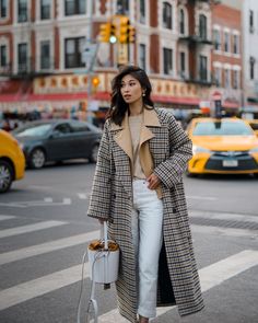 Maxi Coat Street Style, Neutral Layers Outfit, Winter Clothes New York, Winter Coat Layering, Layering Coats Winter Outfits, Houndstooth Coat Outfit Street Style, Layers Outfits Winter, Winter Layers Outfits, How To Layer For Winter