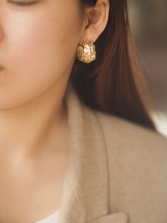 Add a touch of elegance and sophistication to your look with these Sanya Textured Leaf Crystal Stud Earrings. Crafted from high-quality brass with a gold plating, these earrings feature a unique leaf-like design that captures light beautifully. The textured surface adds a natural, organic feel, while a single sparkling crystal sits at the center, enhancing the luxurious appeal of these pieces. With a length of 2 cm and width of 1.5 cm, they offer a bold yet comfortable fit, perfect for day or evening wear. At just 12g, they are lightweight enough for all-day comfort. Details: Material: Gold-plated brass Dimensions: Length 2 cm, Width 1.5 cm Weight: Approximately 12g Features a textured leaf design with a sparkling central crystal Lightweight and comfortable for daily wear Care Instructions Pearl Jewelry Necklace, Natural Stones Necklace, Gold Statement Earrings, Natural Stone Jewelry, Natural Stone Bracelets, Crystal Stud Earrings, Anklet Bracelet, Anklet Jewelry, Cord Necklace