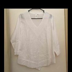 Nwot Perfect For September Holidays Elegant Cotton Tunic Top, White Tunic Tops For Daywear, White Fitted Tunic Blouse, Fitted White Tunic Blouse, White Fitted Tunic Top, Fitted White Tunic Top, September Holidays, Ruffle Shoulder Top, Valerie Bertinelli