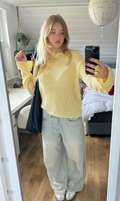 Yellow Sweater Aesthetic, Blue Autumn Outfit, Yellow Jumper Outfit, Jumper Outfit, Cold Fits, Shotting Photo, Autumn Fits, Winter Girls, Stockholm Fashion