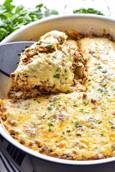 a casserole dish with meat, cheese and parsley