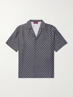 For AW24, Gucci reinterprets its 'GG' motif in fresh ways. Modelled after bowling styles, this shirt is cut from fluid silk and patterned with a monochromatic version of the label's monogram. It has a relaxed camp collar and fastens with covered buttons. Silk Shirt For Men, Gucci Collection, Printed Silk Shirt, Gucci Outfits, Wardrobe Edit, Loungewear Shorts, Short Suit, Suede Jacket, Silk Shirt