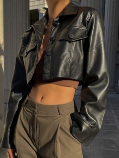 Similar jacket he wore in their ‘Work’ stage last 240531 Short Cuir, Look Grunge, Black Leather Shorts, Ladies Short Jackets, Edgy Chic, High Street Fashion, Pu Leather Jacket, Cropped Leather Jacket, Leather Short