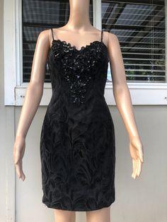 This vintage 80s cocktail dress by Flirtations - Alfred Angelo is a stunning piece that will make you stand out at any party. The black mini dress is a delightfully simple bodycon style with bodice adorned with intricate bead and sequin detailing that catches the light beautifully. The sleeveless design and short length add a touch of sass and playfulness to the dress, perfect for a night of dancing. Made for a regular sized woman, this pre-owned dress is in excellent condition and is sure to tu 80s Themed Outfits, 80s Cocktail Dress, Cocktail Vintage, Robes D'occasion, Bodycon Style, Alfred Angelo, Bodycon Fashion, Mini Cocktail Dress, Sequin Mini