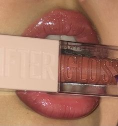 Lip Gloss Pink Aesthetic, Maybelline Lifter Gloss Aesthetic, Lifter Gloss Aesthetic, Pink Lipgloss Lips, Pink Lipgloss Aesthetic, Pink Lip Gloss Aesthetic, Maybelline Aesthetic, Lipgloss Maybelline, Maybelline Lipgloss