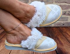 Experience ultimate comfort with our Warm Fluffy House Slippers for Women. These spa slippers are crafted from genuine high-quality soft sheepskin leather a Perfect present for mother in law. These stylish slippers feature an intricate design on the upper, making them as fashionable as they are cozy. Handmade from detailed white leather, these platform mule slip-on shoes have a closed-toe structure, ensuring an easy and snug fit. The cozy sheep wool inner lining and eco fur collar provide warmth Bridal Slippers, Designer Bedroom, Spa Slippers, Warm Bedroom, Platform Mules, Bottom Design, Casual Footwear, Slippers For Women, Slip On Mules