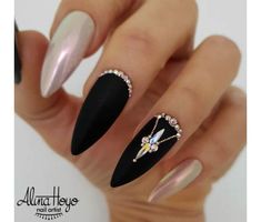 Black And White Nails, Metallic Nail Art, Designer Nails, Nails Designer, Pink Glitter Nails, Masks Diy, Games Diy, Black Nail Art, Halloween Recipe