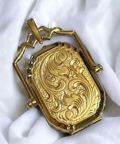 14k Vintage Victorian Style Gold Floral Embossed Rectangular Swivel Locket 23mm x 34mm This will make a UNIQUE and BEAUTIFUL GIFT!!! Polished up by my jeweler looking like new! Beautiful locket crafted of 14k yellow gold! Large swivel design in a rectangular shape with intricate detail! Locket measures approximately 23mm X34mm Total weight 6.6 grams of 14K Gold!! Shipped FAST, gift boxed and fully insured mail! I guarantee item to be exactly as described and pictured. Unique Locket Necklace, Watch Locket, Art Deco Locket, Unique Locket, Vintage Jewelry Antique, Victorian Locket, Jewelry Board, Vintage Lockets, Friend Poses Photography