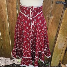 This Skirt Is So Classic And Pretty! The Red Print Is Beautiful And Goes Nicely With The Lace Contrast! Very Flattering Fitted High Waist And Flared Skirt. With Pockets! Buttons Up The Front And Ties Perfect For Warmer Weather Waist 13 In Flat For 26 In Tight Max Hips Basically Free 31 In Length Bohemian Red Flared Skirt, Red Prairie Dress, Red Flowy Vintage Skirt, Red Gunne Sax Dress, 70s Prairie Dress, Prairie Dresses, Gunne Sax Black Label, Prairie Skirt, Gunne Sax