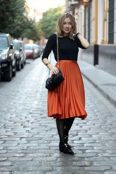 Orange Skirt Outfit, Midi Skirt Winter, Orange Midi Skirt, Orange Outfits, Skirt Outfit Fall, Pleated Fashion, Winter Skirt Outfit