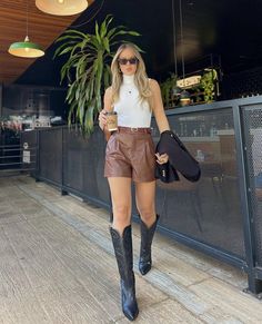 Cowboy Boots Outfit Fall, Brown Leather Shorts, Cowboy Outfits For Women, Traje Cowgirl, Leather Shorts Outfit, Leather Pants Style, Outfit Botas, Fall Boots Outfit, Fitness Style